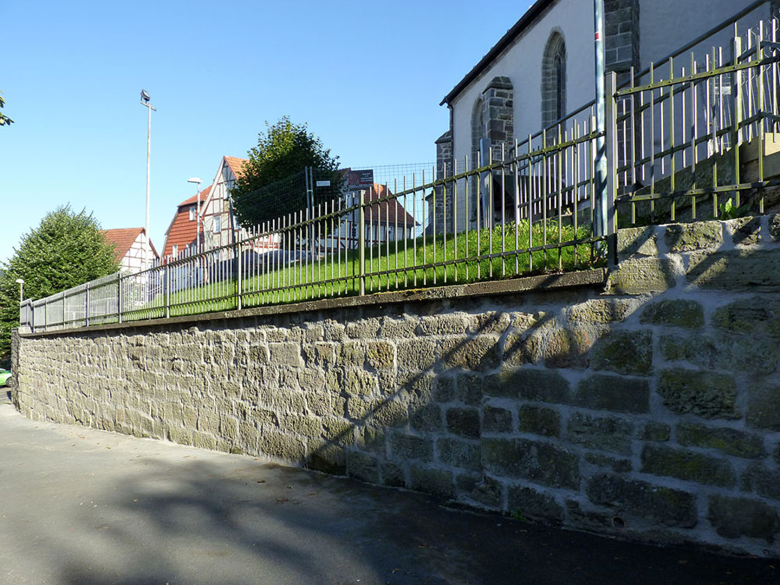 Pflaster- und Treppenarbeiten an St. Crescentius (Foto:Karl-Franz Thiede)